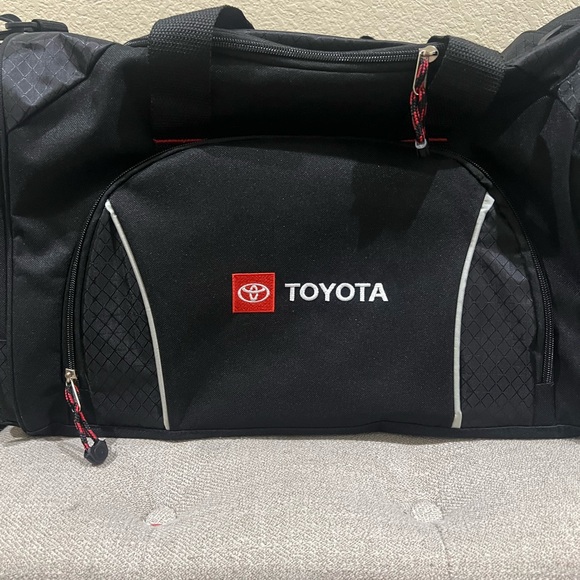 NWOT Toyota Black Duffel Bag by Leeds - Picture 2 of 11